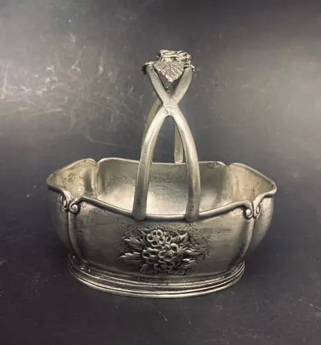 Bezaubernder kleiner Henkelkorb aus Zinn im Jugendstil mit floralen Elementen