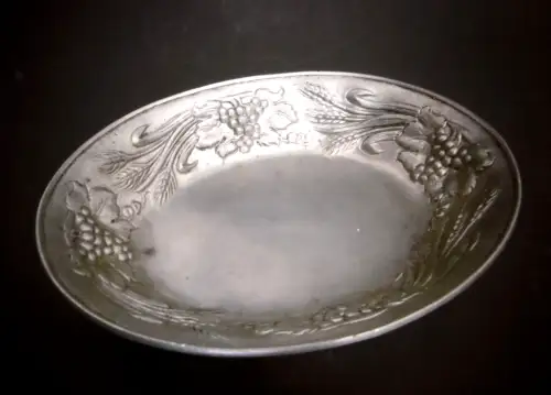 Schöne Vintage Schale aus gehämmertem Zinn mit Obst Relief