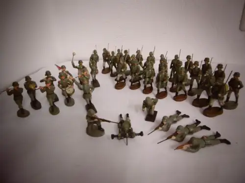 Konvolut Massefiguren Soldaten (Marschierer, Musiker etc.)  2 WK,  42 Stück