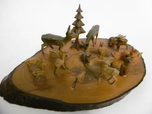 Schöne Holzschnitzkunst "Waldtiere" auf Holzscheibe,DDR, erzgeb., Höhe ca. 10 cm