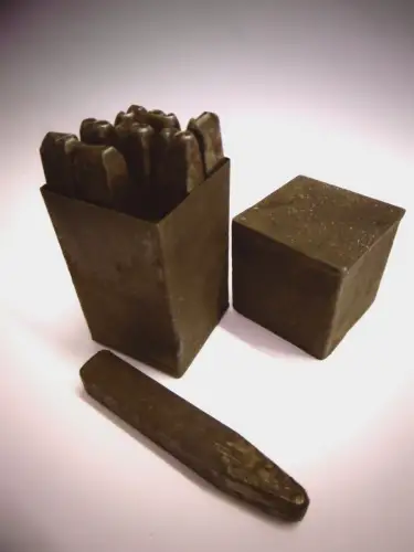 Altes Schlagzahlen Set aus Metall im Behälter