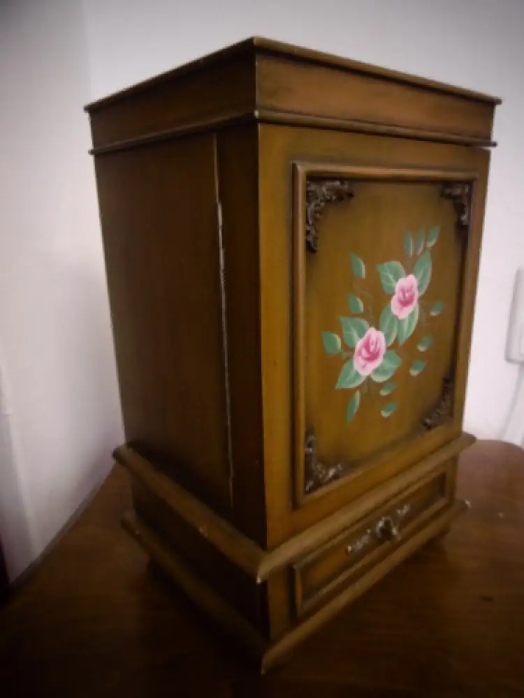 Wunderschönes Schmuck-Schränkchen aus Holz im Jugendstil, Thomas Pacconi 1