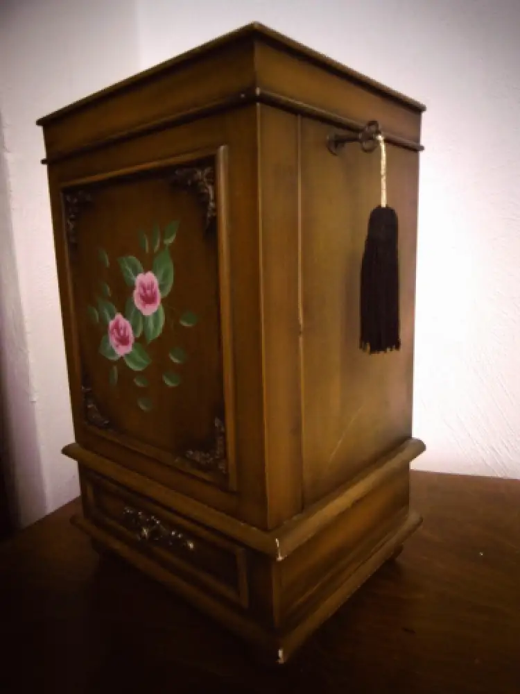 Wunderschönes Schmuck-Schränkchen aus Holz im Jugendstil, Thomas Pacconi 2