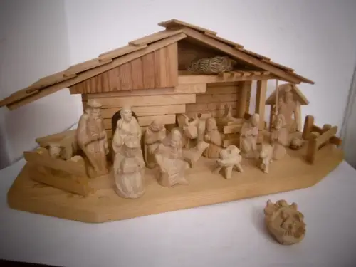 Beeindruckende handgeschnitzte Krippe aus Vollholz, 65 x 28 x 30 cm