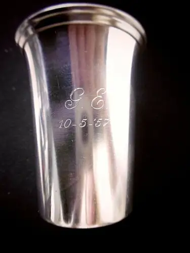 Wunderschöner kleiner Silberbecher mit Gravur, gepunzt