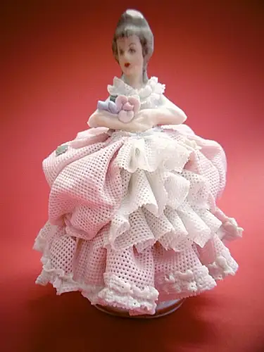 Porzellanfigur mit Spitzenrock - Marke: N Dresden- Hca11cm , zauberhaft!