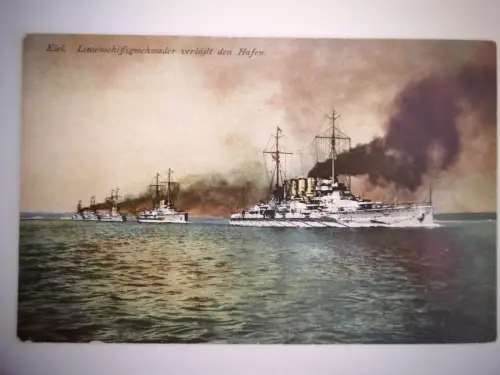 Alte Postkarte "Kiel, Linienschiffsgeschwader verlässt den Hafen", 1918