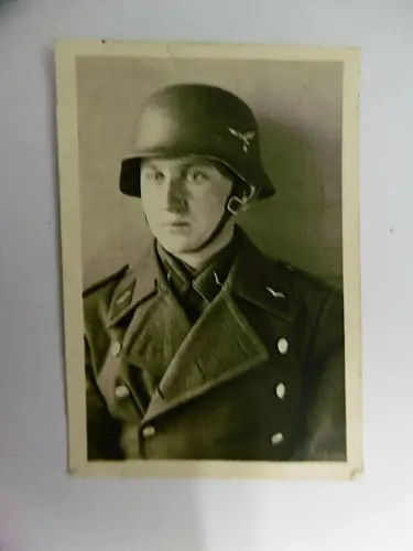 Foto "Soldat mit Stahlhelm"
