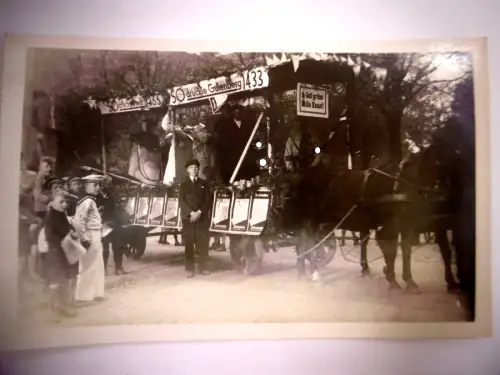 Alte Echtfotopostkarte "Umzugswagen mit Darstellung Buchdruckerei Gutenberg"