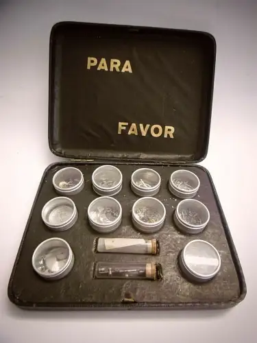 Antike Schatulle mit Ersatzteilen für Uhrmacher mit 12 Döschen, Rarität!!!