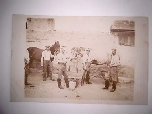 Alte Echtfoto-Postkarte / Feldpost "Soldaten bei Stallarbeit", 1916