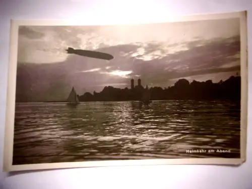 Alte Echtfotopostkarte "Heimkehr am Abend" (mit Zeppelin)