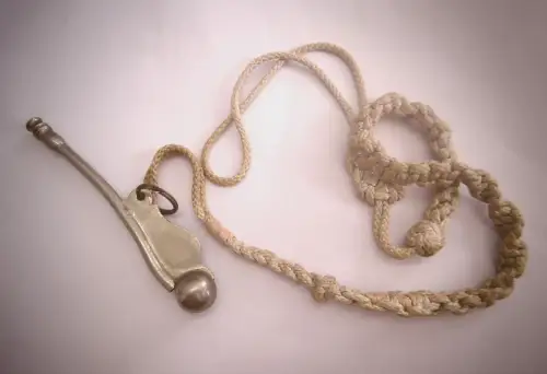 Alte Schiffspfeiffe Marinne an geflochtener Schnur