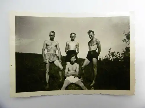 Foto "Vier Jungs vorm Baden"