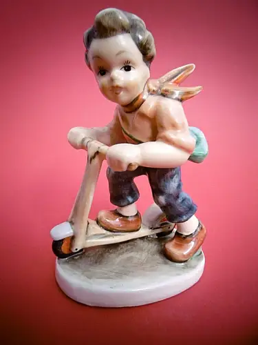 Zuckersüsse Keramikfigur "Junge auf Roller", "Friedel Bavaria"