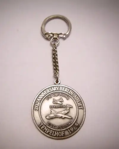 Orig. Schlüsselanhänger 20. Jahrestag der Berliner Luftbrücke Tempelhof 1969