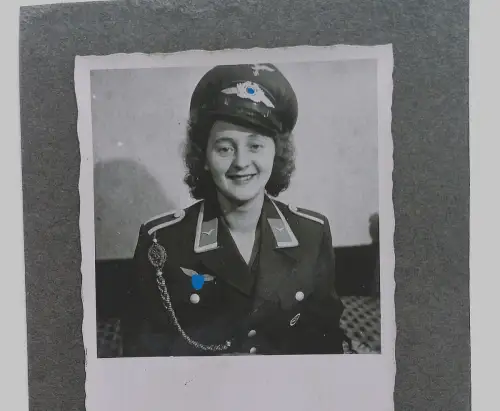 3 Echtfotos auf Hartkarton 1940er Jahre "Junge Frau in Uniform"