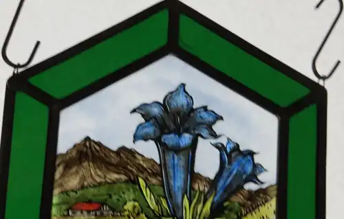 BLAUER ENZIAN
Alpenländische Glasmalerei 50iger Jahre
6-Eckscheibe