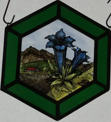 BLAUER ENZIAN
Alpenländische Glasmalerei 50iger Jahre
6-Eckscheibe