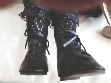Porzellanpuppe mit Muff und Eislaufschuhen