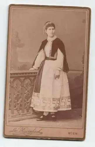 Frau in einem Kleid, Atelier Leo Rosenbach, circa 1880, Wien