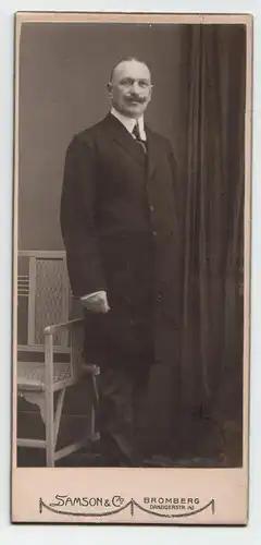 Fotografie Samson, Bromberg, Mann im Mantel