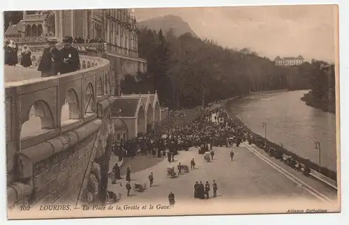 Lourdes - La Place de la Grotte et le Gave