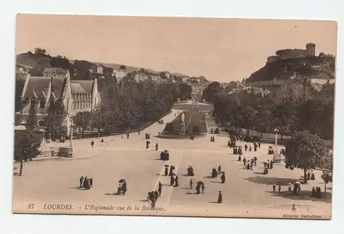 LOURDES - L Esplanade vue de la Basilique