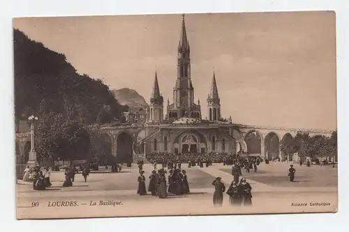LOURDES - La Basilique