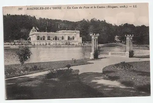 BAGNOLES-DE-L ORNE.- Un Coin du Pare et le Casino