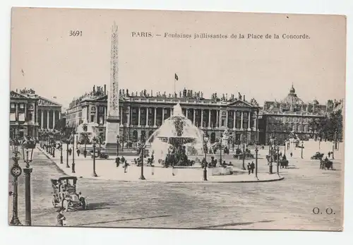 PARIS - Fontaines jaillissantes de la Place de la Concorde