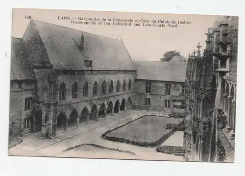 LAON. - Gargouilles de la Cathedrale et Cour du Palais de Justice.