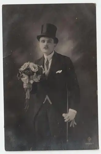 Mann im Anzug mit Blumen // Alte Ansichtskarte 