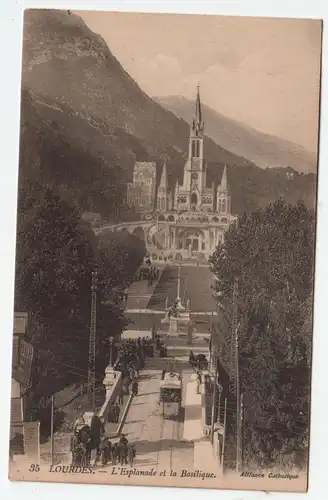 Lourdes L Esplanade et la Basilique