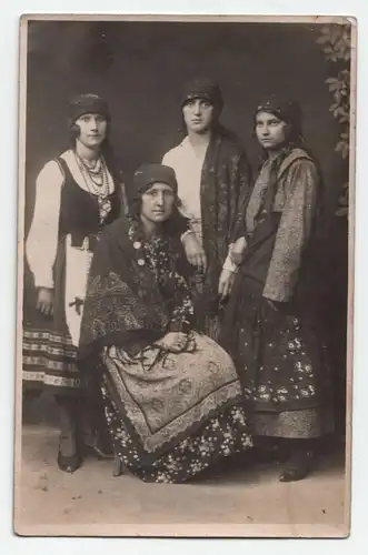 Frauen in Trachten // Alte Ansichtskarte 