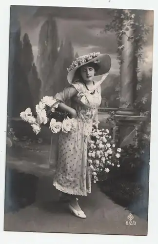 Frau in einem Hut mit Blumen // Alte Ansichtskarte 
