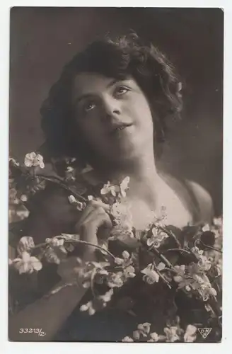 Alte Ansichtskarte // Porträt einer Frau mit Blumen 1911