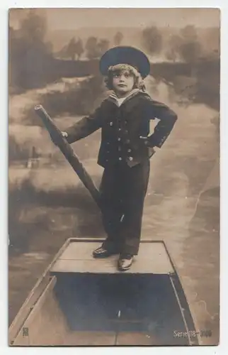 kleiner junge auf einem boot // Alte Ansichtskarte 
