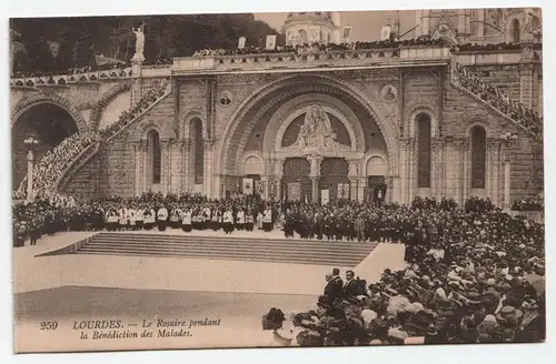 Lourdes. - Le Rosaire pendant la Benediction des Malades.