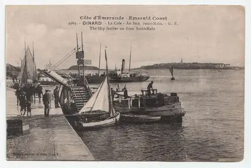 Dinard - La Cale - Au loin, Saint - Malo.The Slip farther on from Saint - Malo