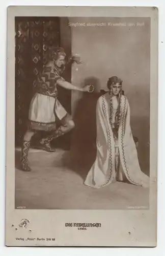 Die Nibelungen Siegfried überreicht Kriemhild den Reif