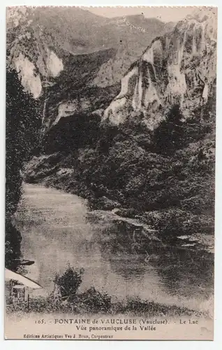 Fontaine-de-Vaucluse - Le Lac. Vue panoramique de la Vallee