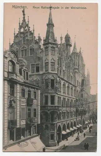 München. Neue Rathausfacade in der Weinstrasse.