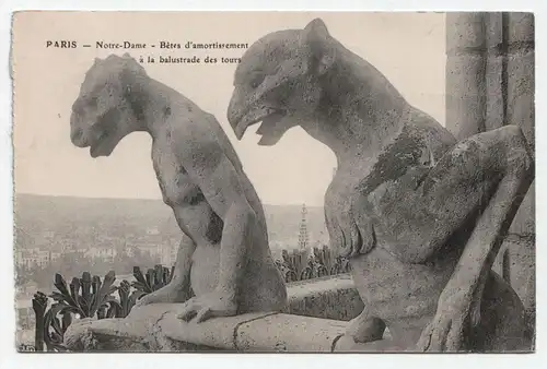 Paris - Notre Dame- Betes d amortissement a la balustrade des tours / 1914