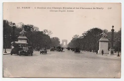 Paris - L Avenue des Champs Elysees et les Chevaux de Marly