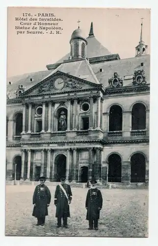 Paris Hotel des Invalides. Cour d Honneur Statue de Napoleon, par Seurre.