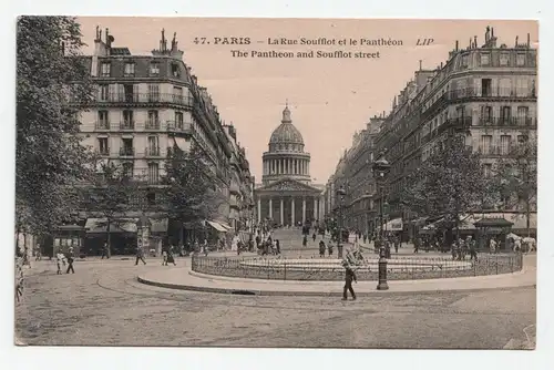 Paris - La Rue Soufflot et le Pantheon.