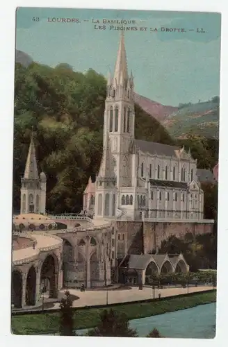 Lourdes. - La Basilique. - Les Piscines et la Grotte.