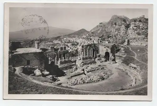 Taormina Teatro Antico con veduta dell Etna e panorama.