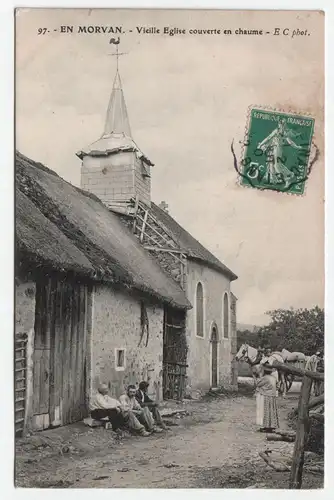 En Morvan. - Vieille Eglise couverte en chaume.
